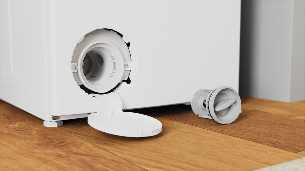 Zbliżenie komory filtra białej pralki, otwarte i filtr.