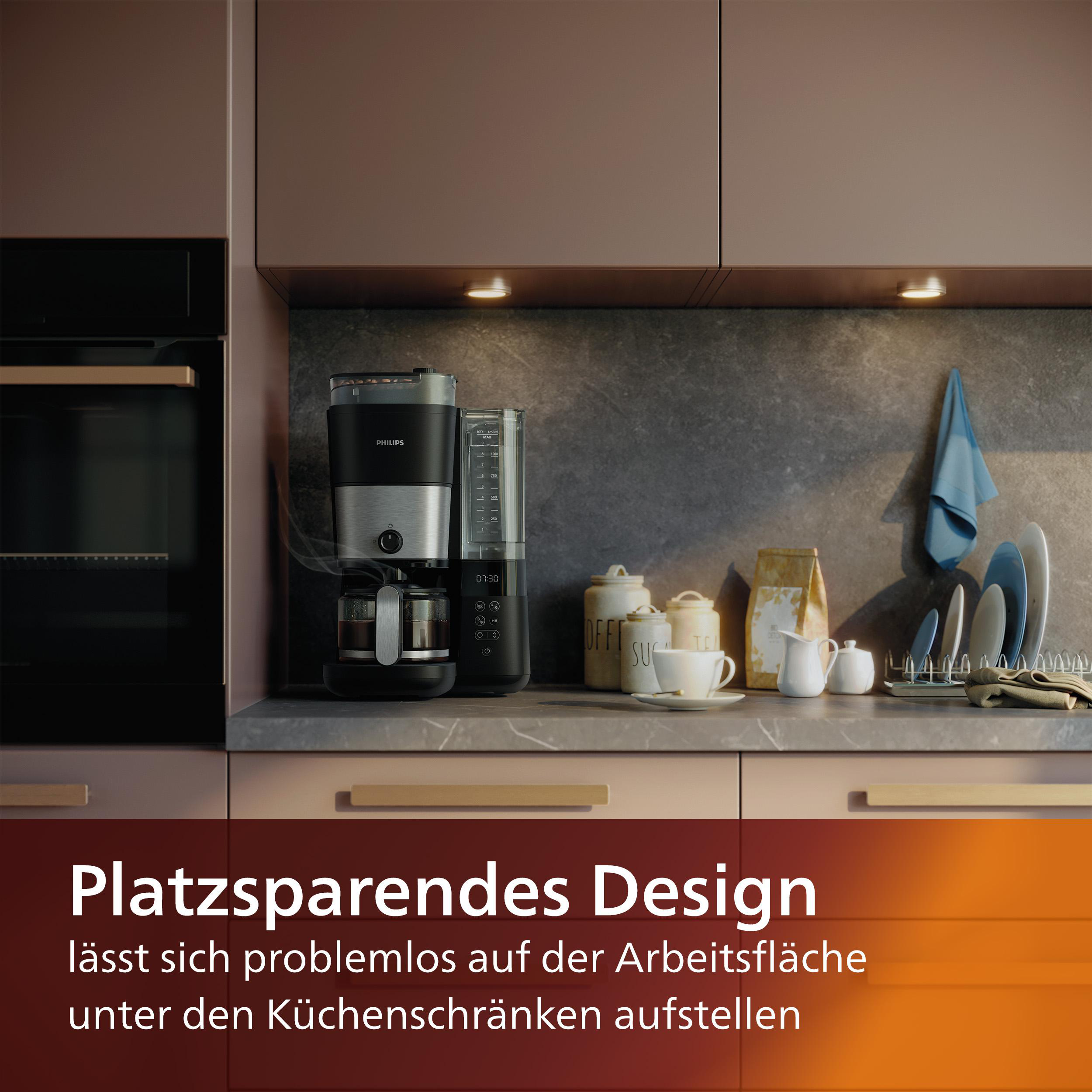 Küche mit Kaffeemaschine, Tassen und Zubehör auf einer Arbeitsplatte. Schränke oben. Text: Platzsparendes Design.