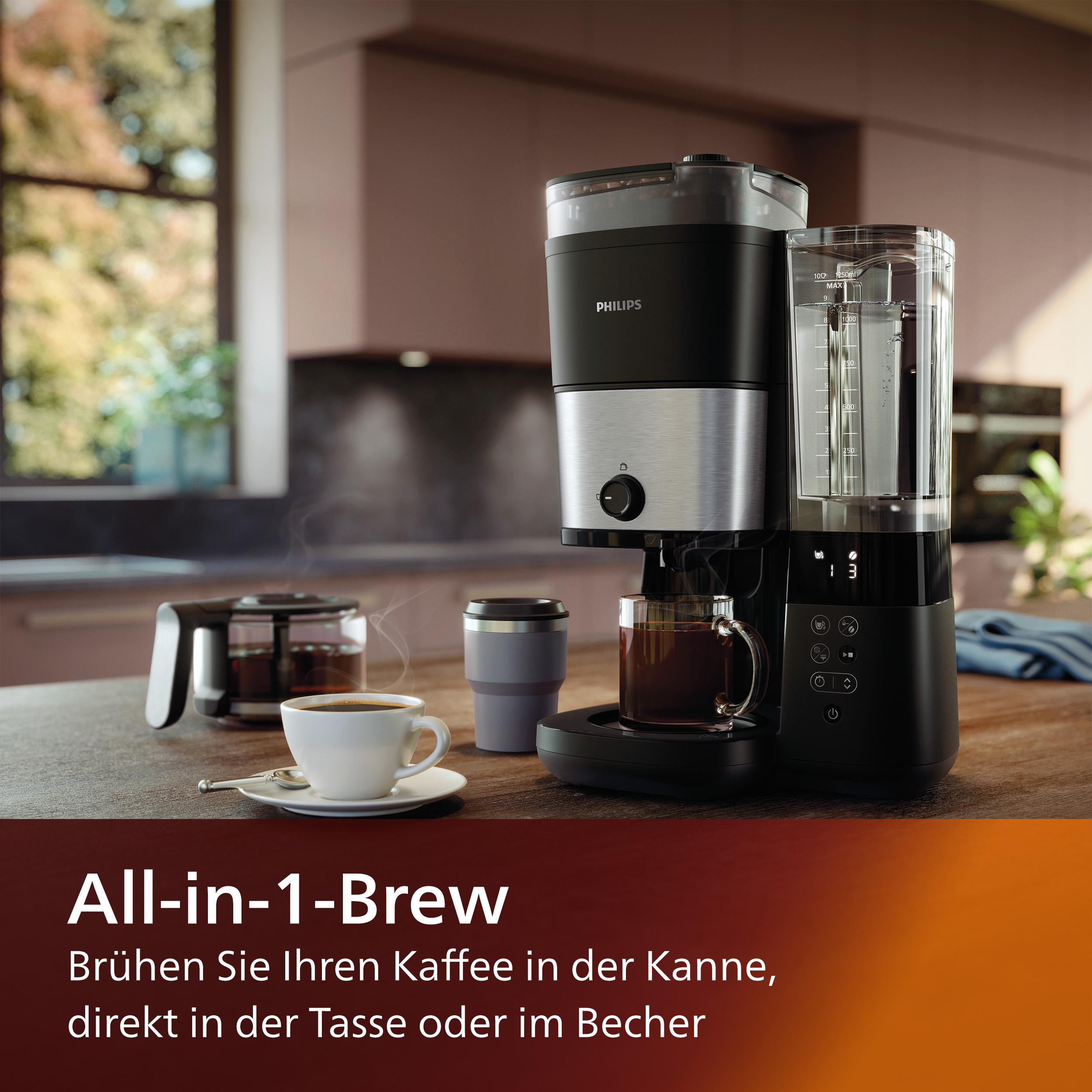 Eine Kaffeemaschine, die Kaffee in eine Tasse brüht. Eine Tasse Kaffee und eine Thermoskanne sind ebenfalls sichtbar.