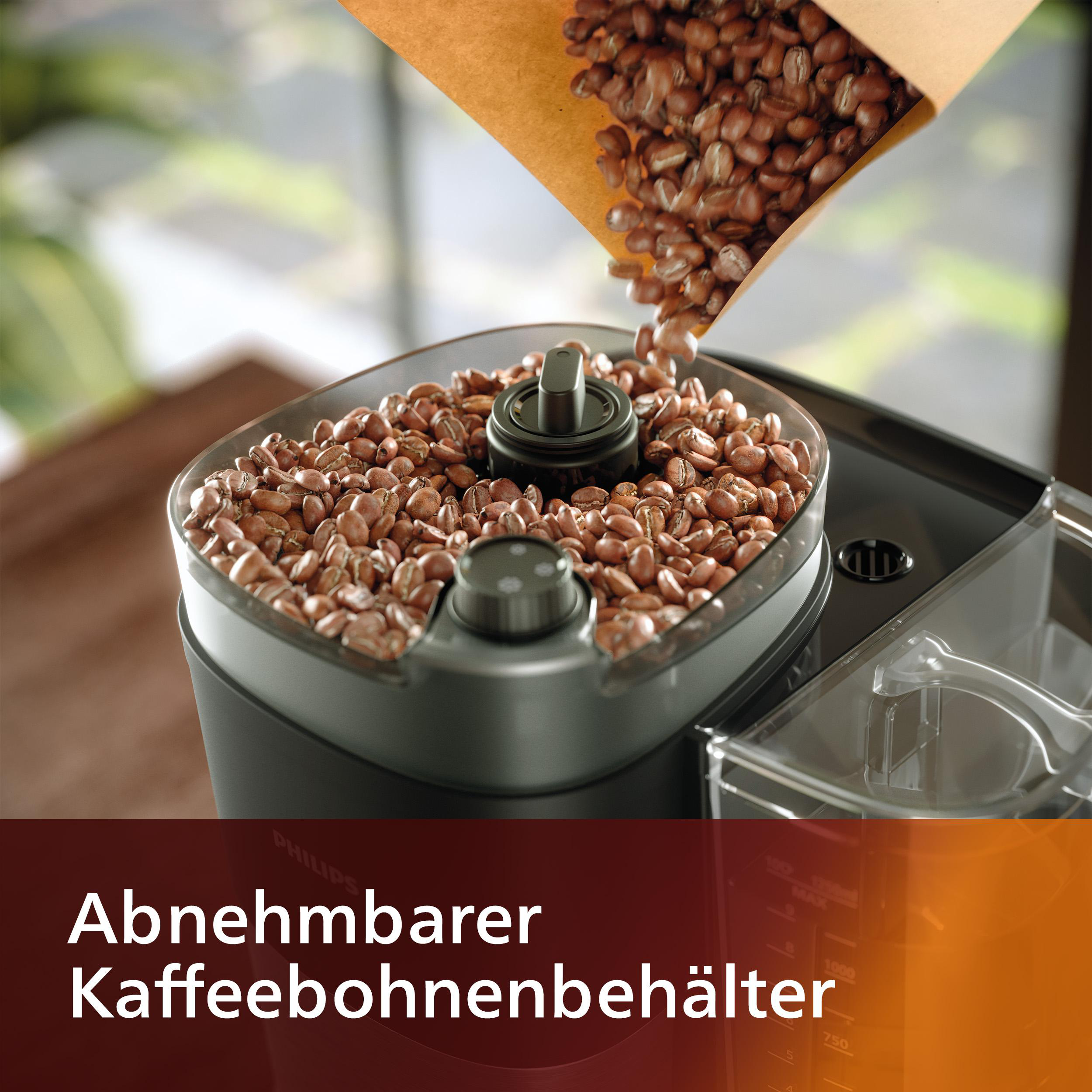 Kaffeebohnen, die in eine Kaffeemühle gegossen werden. Braune Papiertüte.