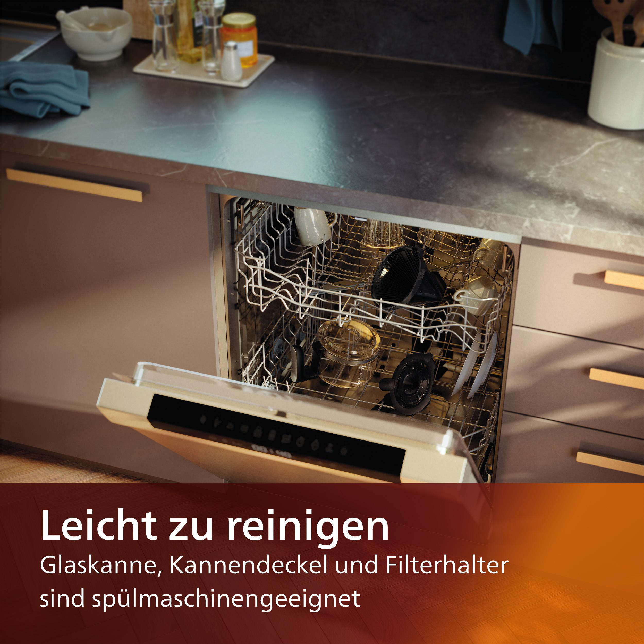 Geschirrspüler mit geöffneter Tür, zeigt das Innere mit Geschirr und Küchenutensilien.