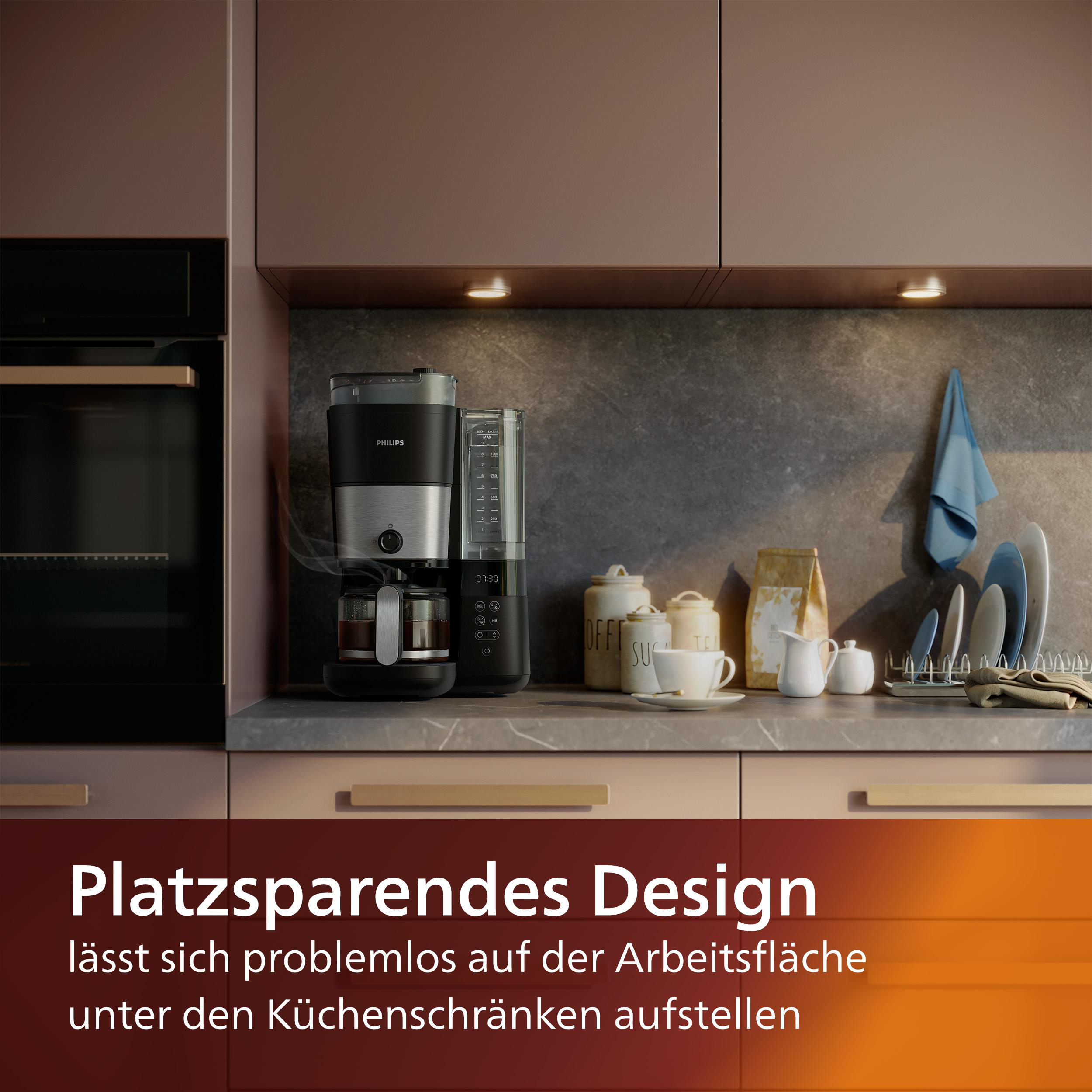 Küchenszene. Kaffeemaschine, Kaffeetassen und Zubehör auf der Arbeitsplatte, unter Schränken.