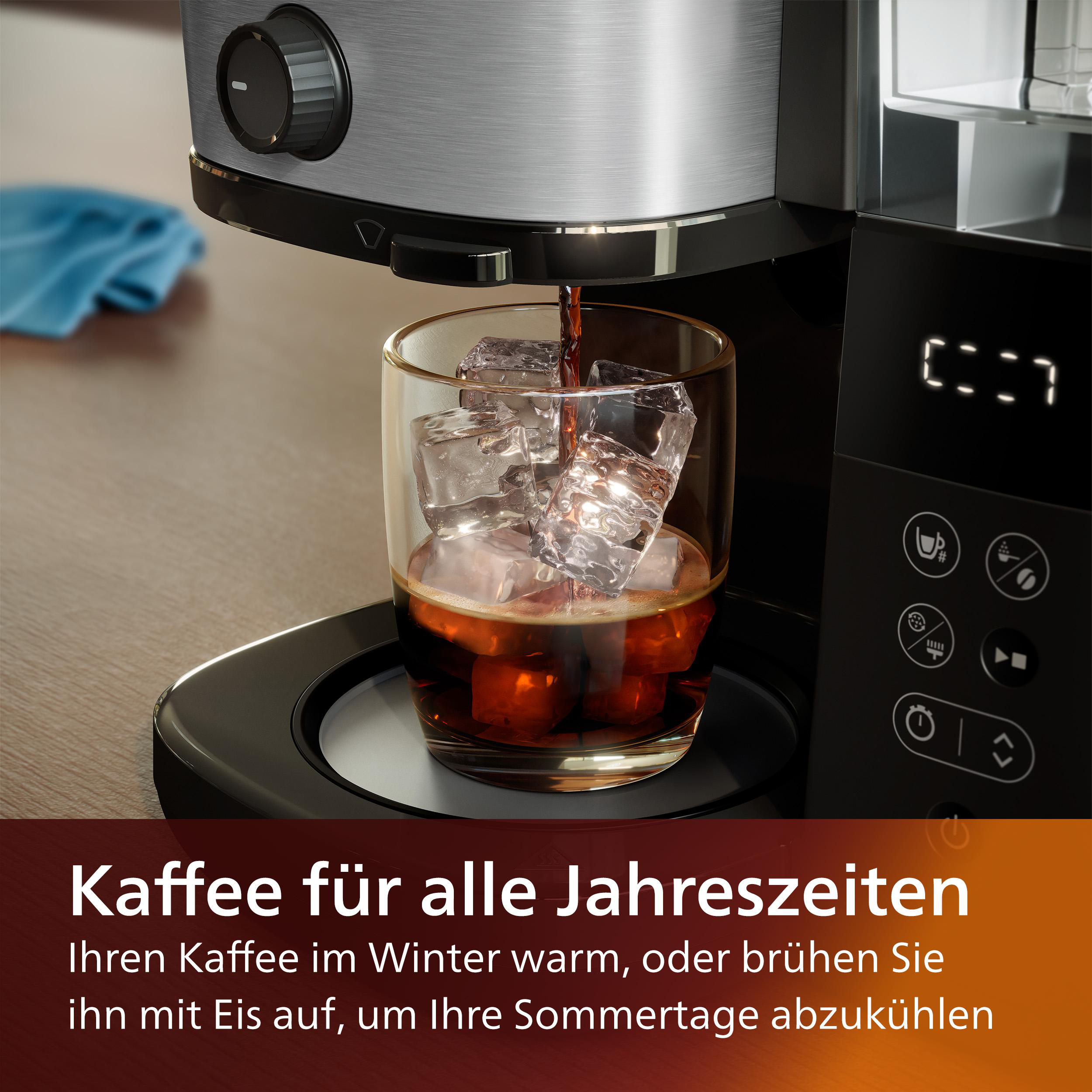Kaffeemaschine, die Kaffee über Eiswürfel in ein Glas gießt.