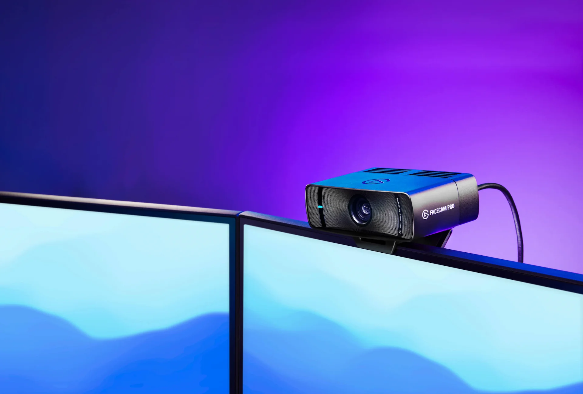 Webcam sur un moniteur. Les moniteurs ont un fond bleu et violet.