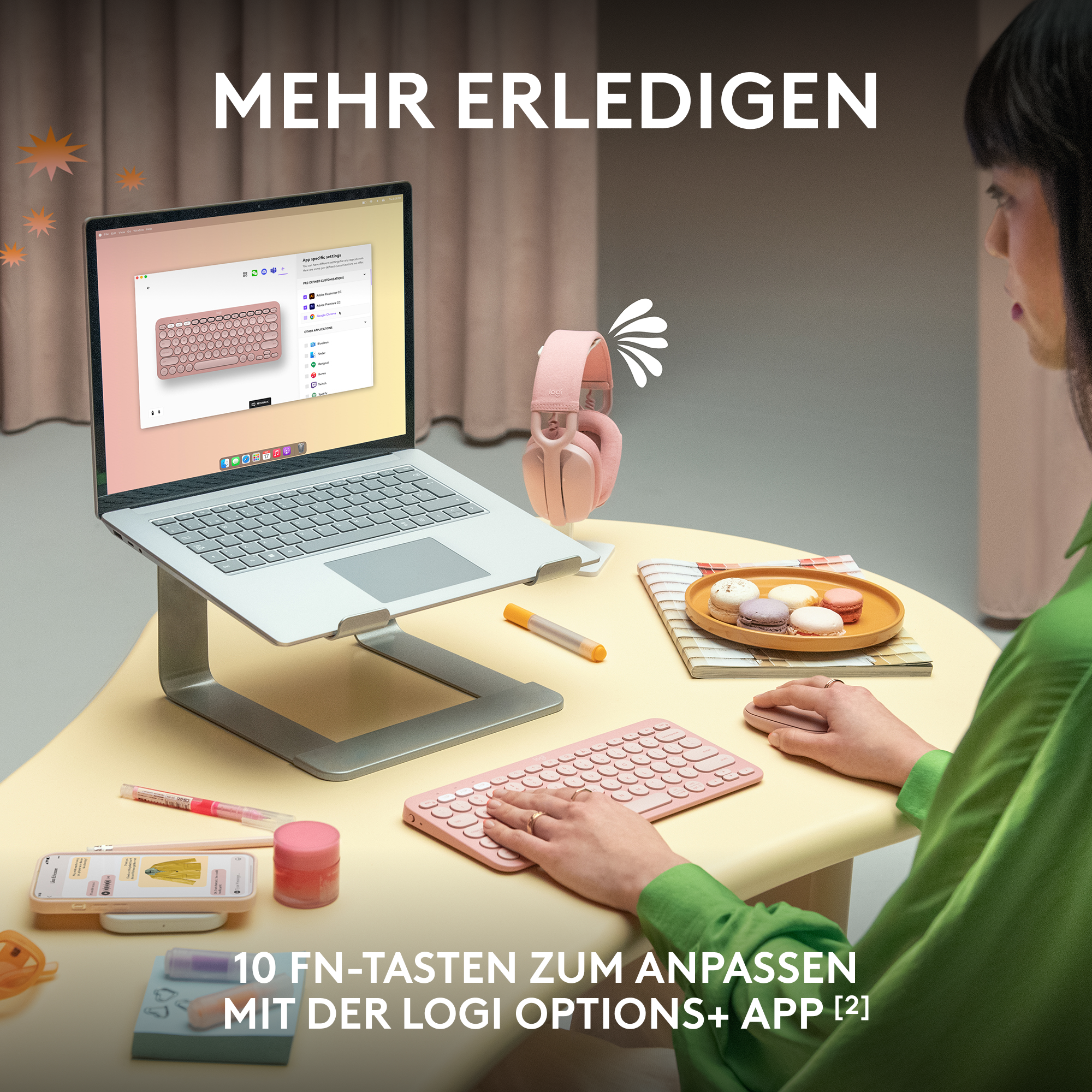 Eine Frau benutzt einen Laptop auf einem Ständer, Zubehör auf dem Tisch.