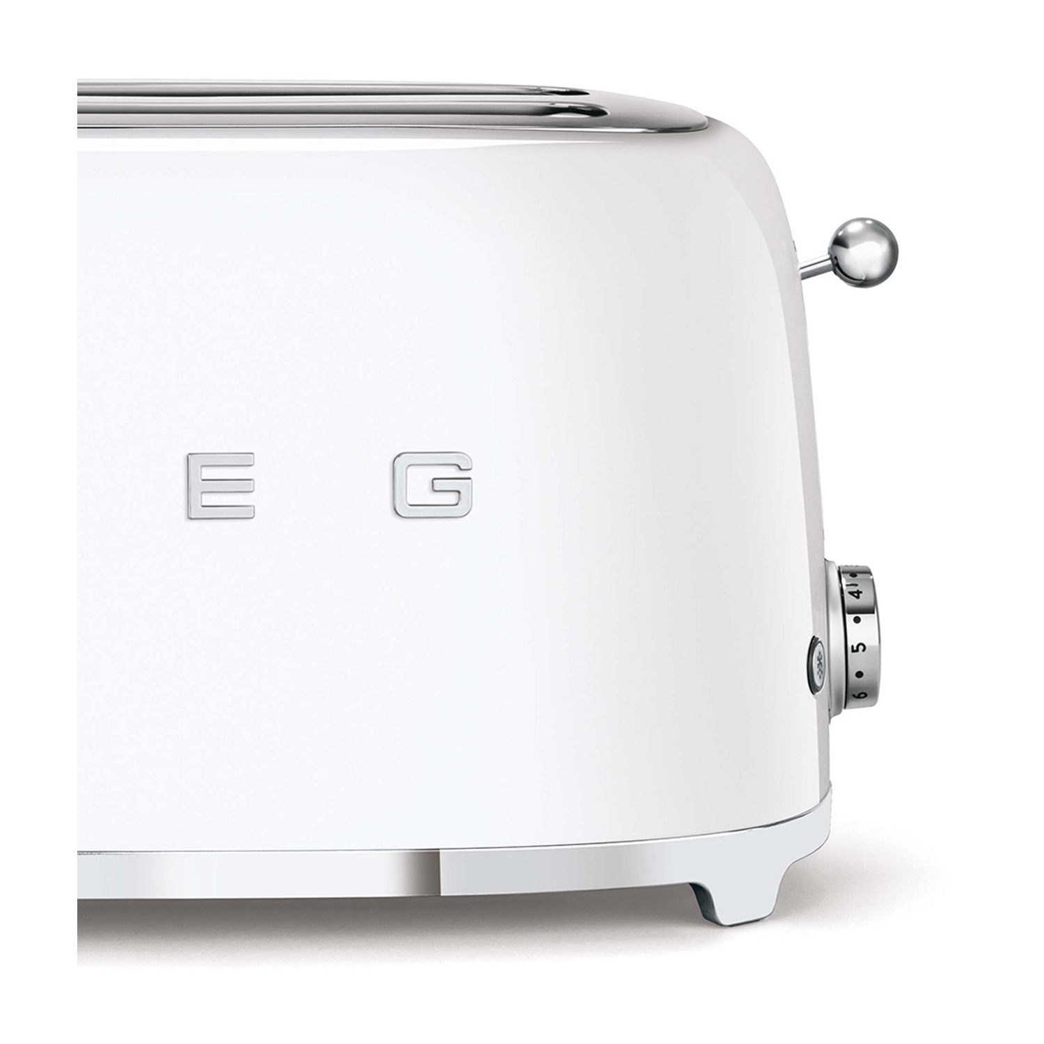 Tostapane Smeg bianco, vista laterale. Leva e quadrante cromati. Numeri 1-6 sul quadrante. Lettere Smeg e EG sul corpo.