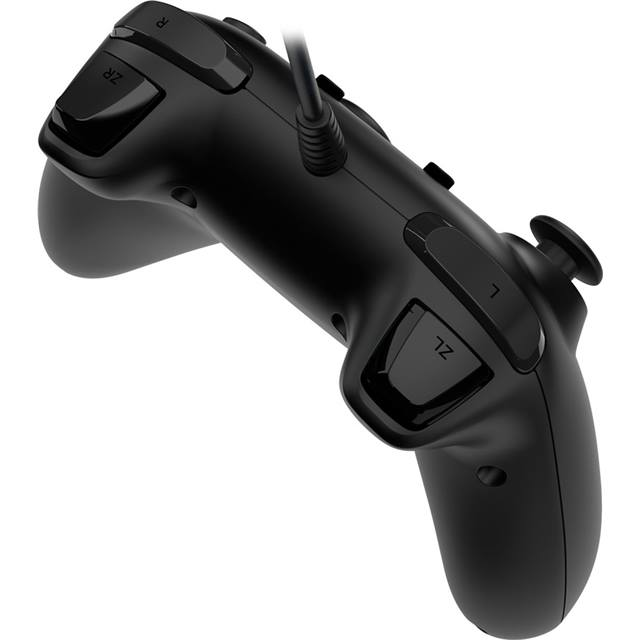 Controlador negro con botones y joysticks. Un cable se extiende desde la parte superior.