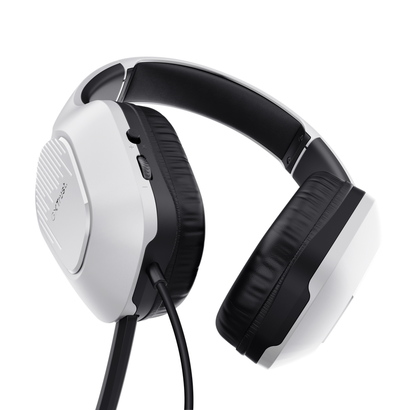 Auriculares blancos y negros con cable, en ángulo. Fondo negro.