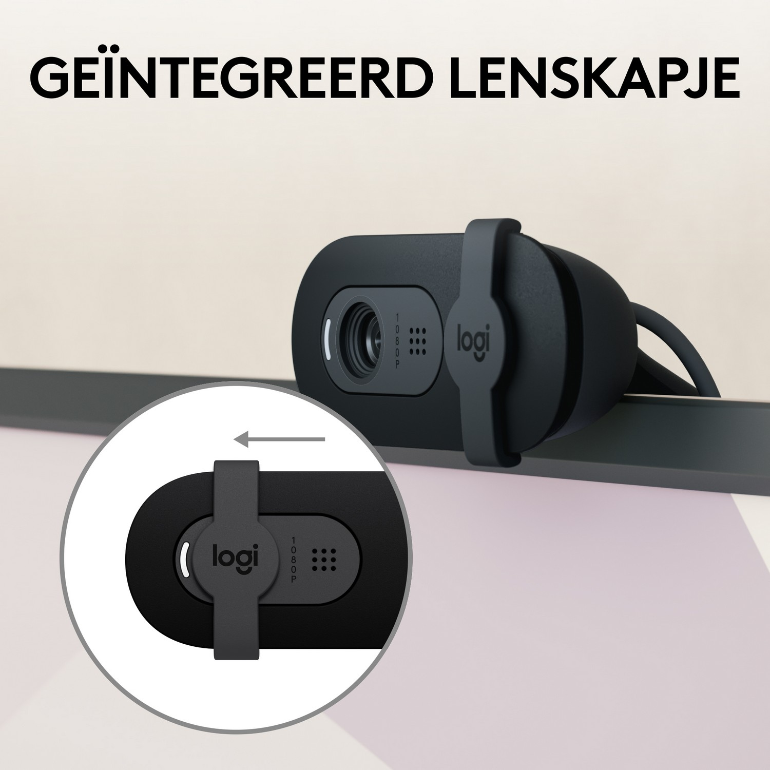 Een zwarte webcam met geïntegreerde lensafdekking. De lensafdekking is gesloten. Het merk is Logitech.