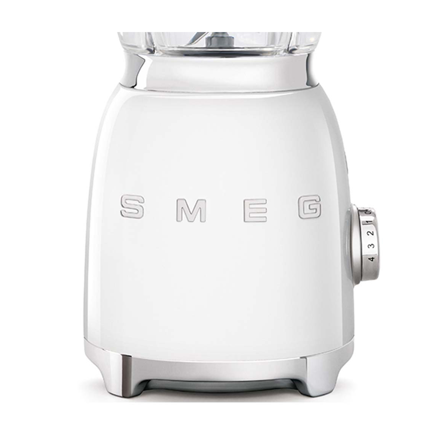 Frullatore SMEG bianco, con il nome del marchio e una manopola di velocità.