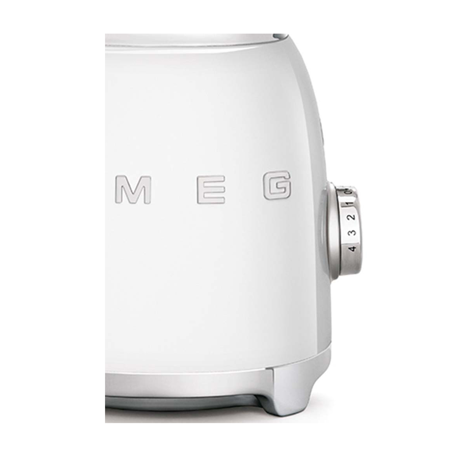 Un tostapane bianco con la scritta 'MEG'. C'è un quadrante con i numeri da 1 a 4.