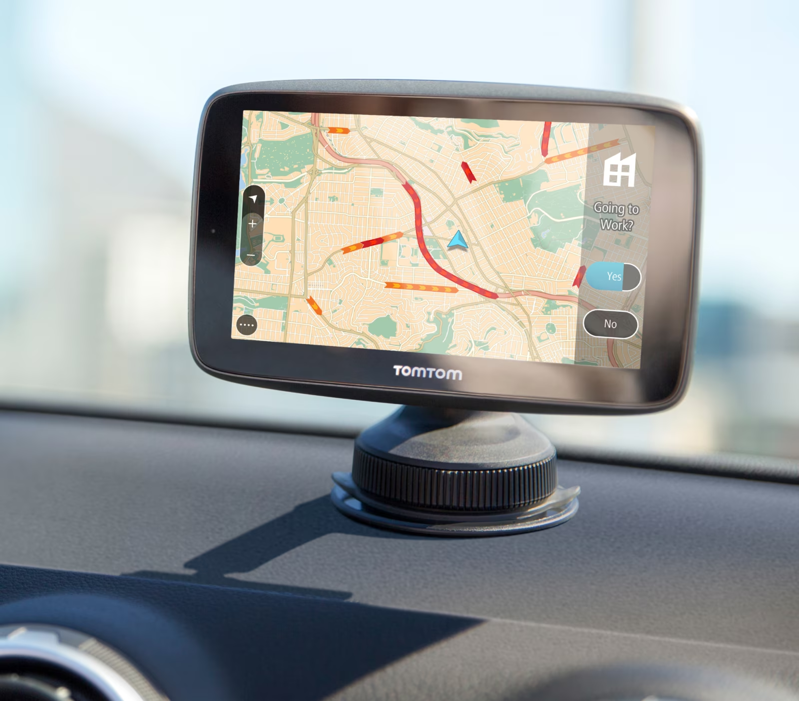 Dispositivo GPS TomTom sul cruscotto di un'auto, che mostra una mappa con guida al percorso.