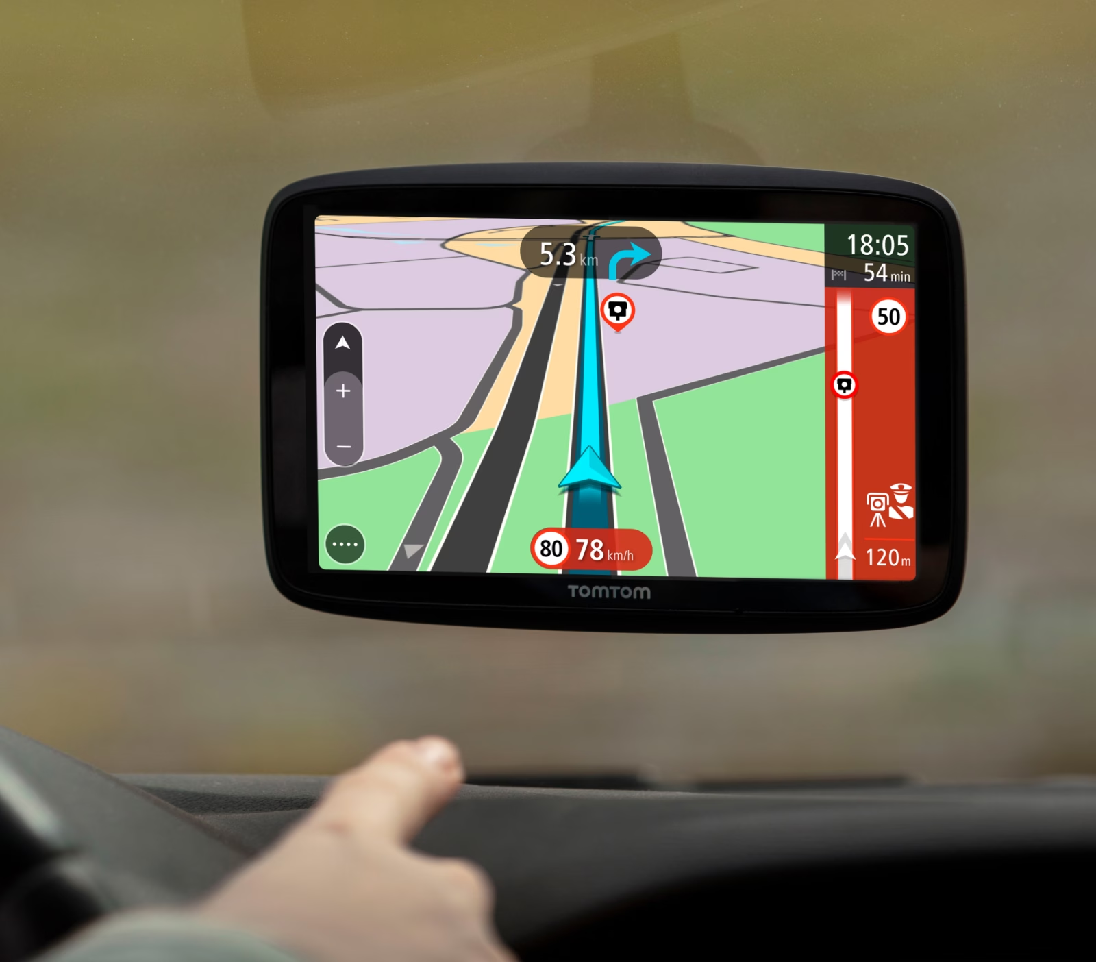 Un navigatore satellitare per auto mostra una mappa con percorso e informazioni sulla velocità.