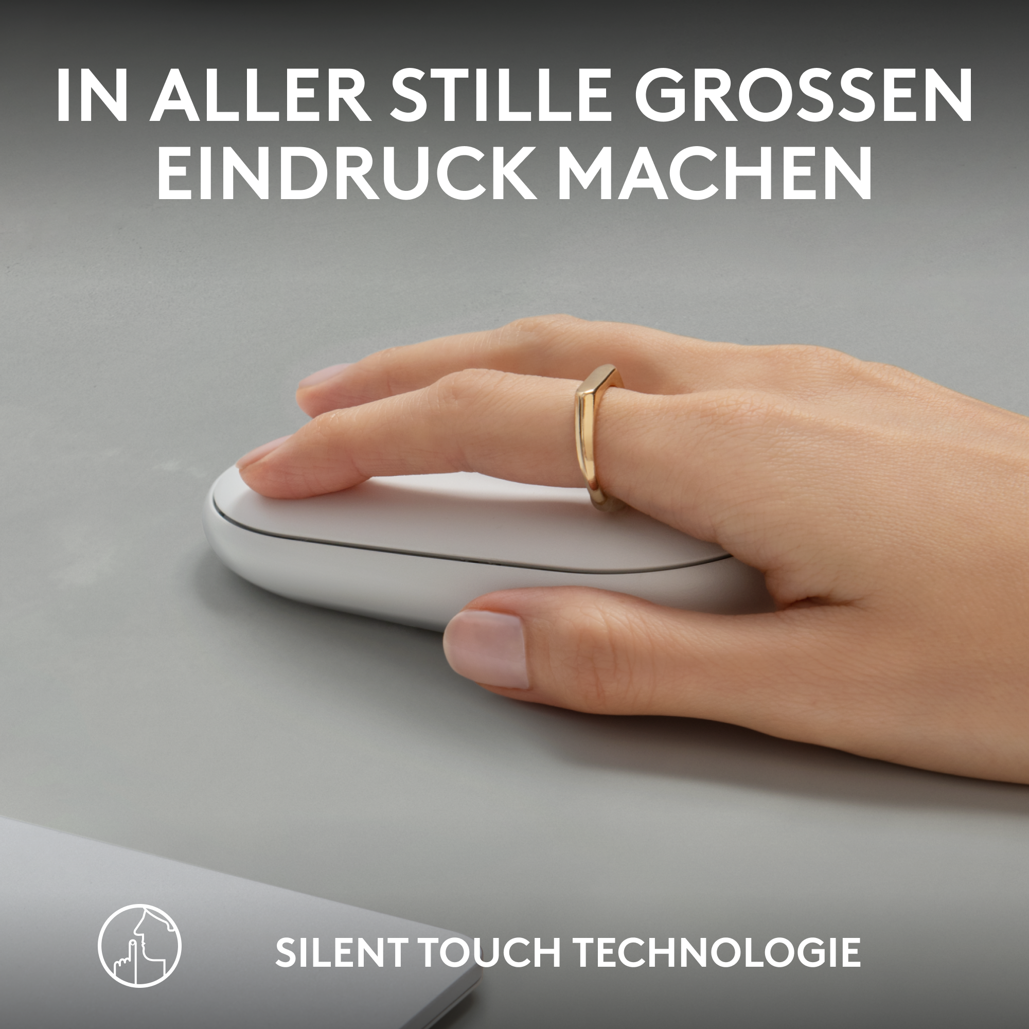 Hand mit goldenem Ring benutzt weiße Computermaus.