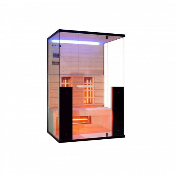Eine Glas-Sauna mit Holzausstattung und orangefarbenem Licht. Der Hintergrund ist weiß.