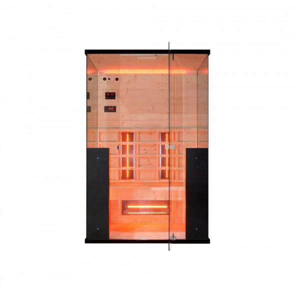 Saunakabine mit Glasfront. Innen Holzwände und Bänke mit warmer orangefarbener Beleuchtung, weißer Hintergrund.