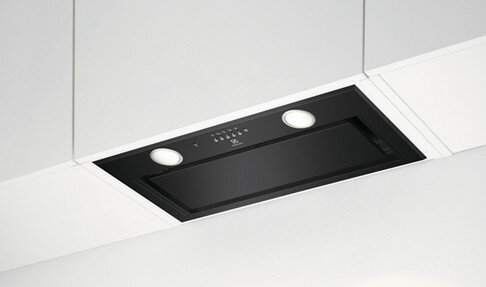 Czarny wbudowany okap kuchenny. Dwa światła. Srebrne przyciski na czarnym panelu. Wpuszczony w biały sufit.