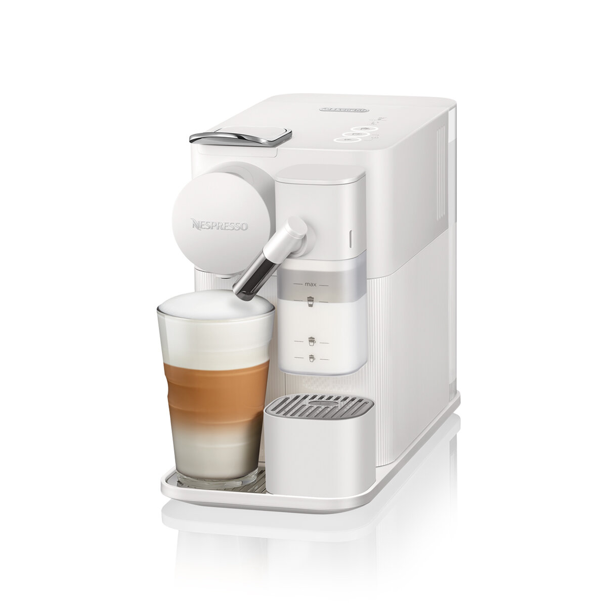 Biały ekspres Nespresso ze szklanką latte macchiato. Zawiera spieniacz do mleka.