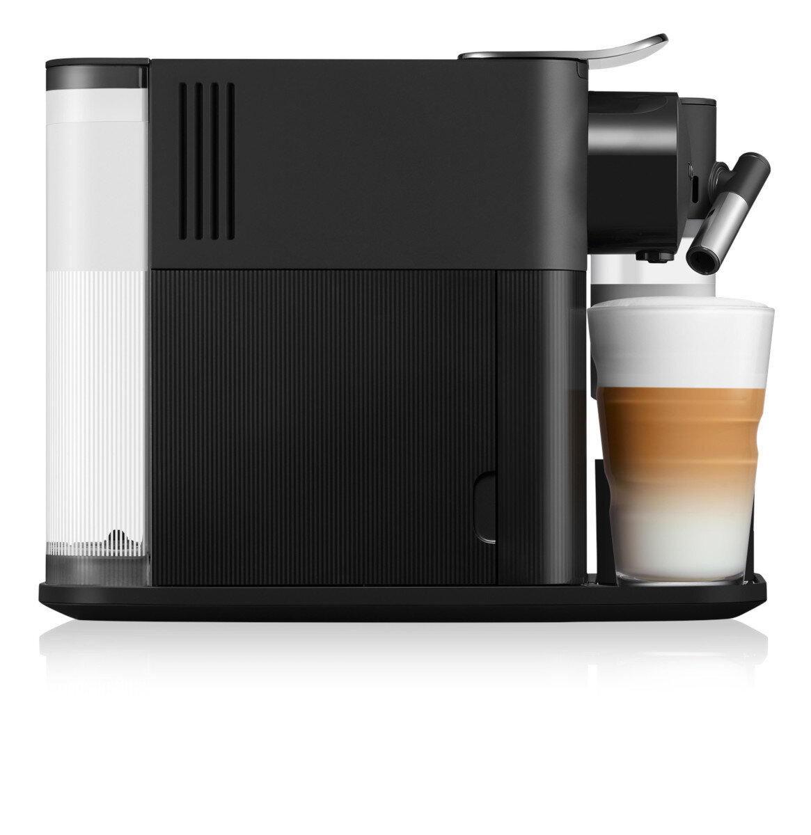 Czarny ekspres do kawy Nespresso ze szklanką latte. Białe tło, widok z boku.