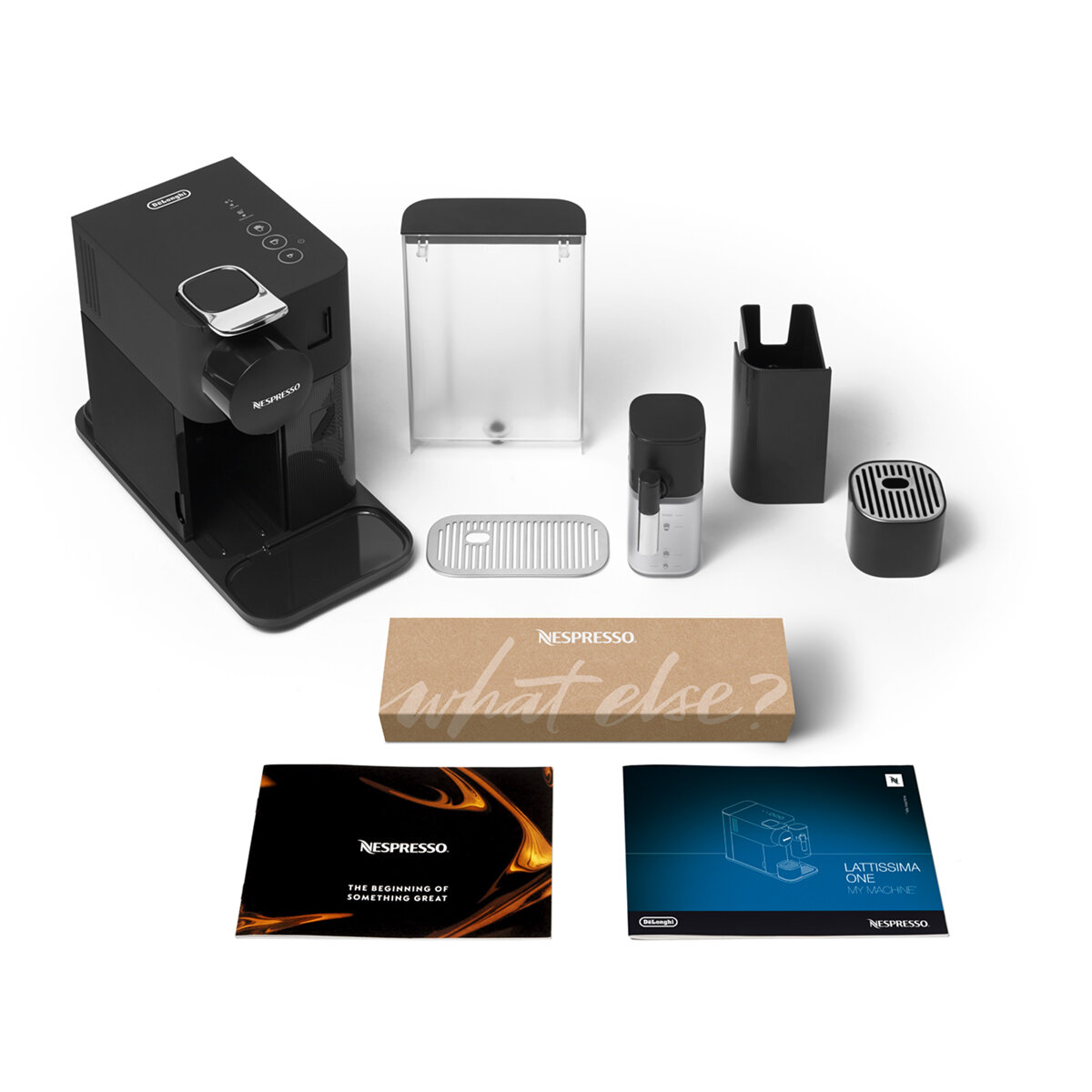 Ekspres Nespresso Lattissima One z akcesoriami i opakowaniem, na białej powierzchni.