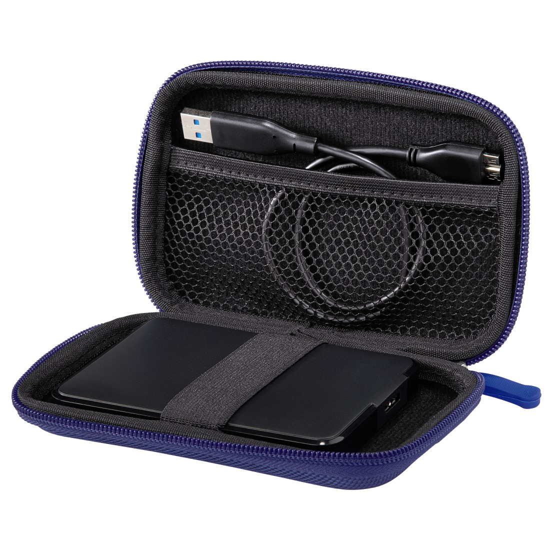 Estuche azul marino abierto con disco duro negro y cable USB dentro. El estuche tiene un bolsillo de malla.
