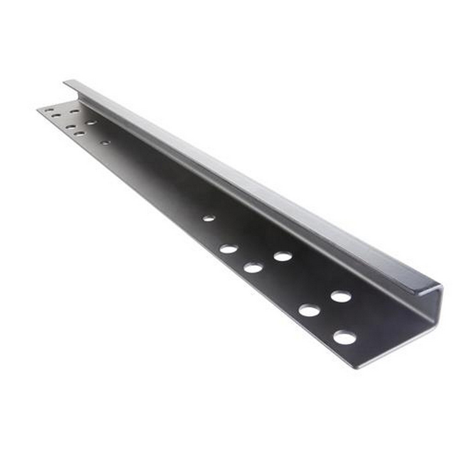 Une poutre métallique en forme de C avec plusieurs trous. Le fond est blanc.