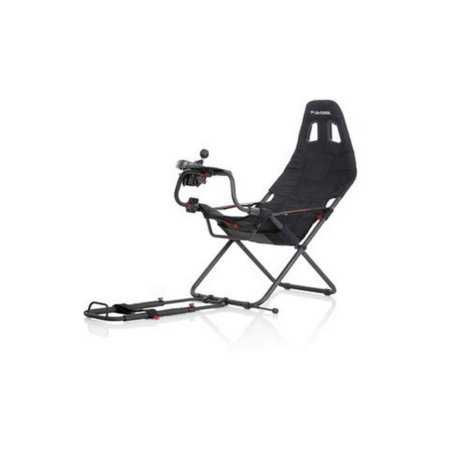 Une chaise de course noire avec un volant et un repose-pieds, sur fond blanc.