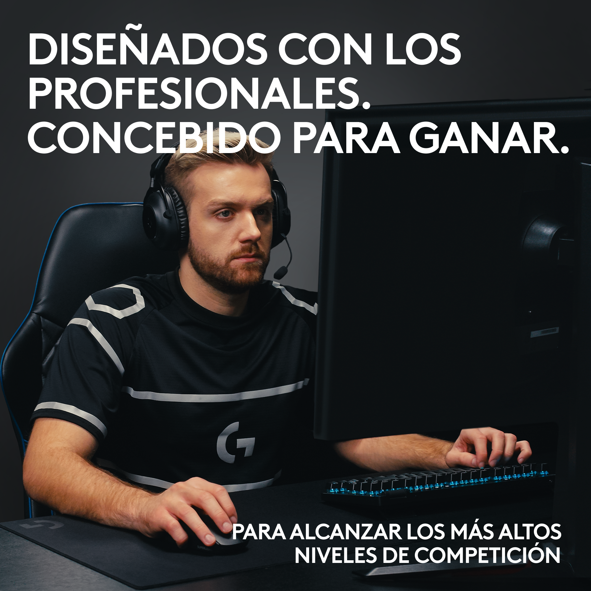 Hombre frente a una computadora con auriculares. Fondo negro.