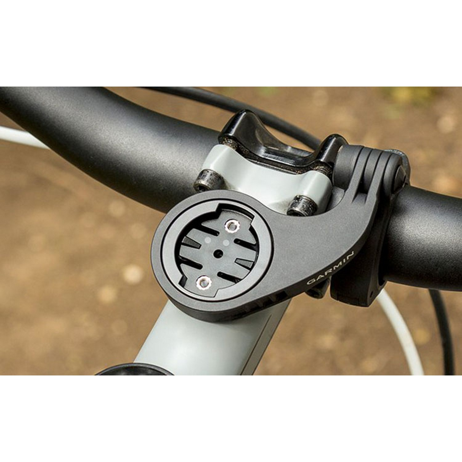 Support de vélo Garmin fixé au guidon d'un vélo. Le support est noir et gris.
