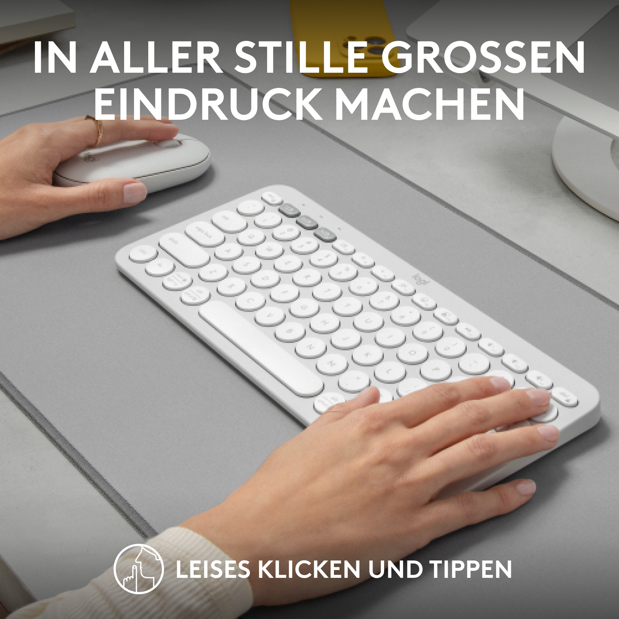 Weiße Tastatur mit Händen beim Tippen. Text: LEISES KLICKEN UND TIPPEN und IN ALLER STILLE.