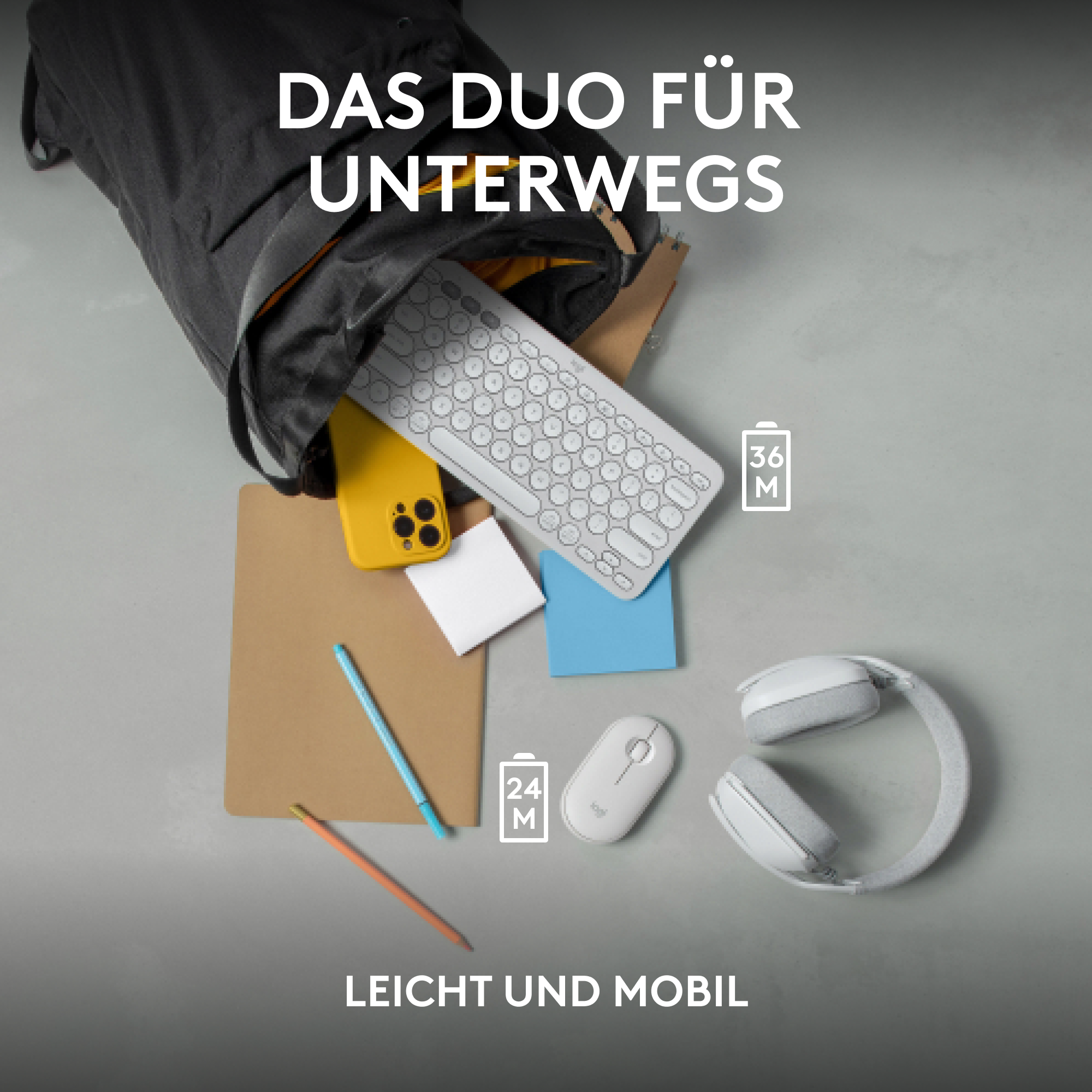 Rucksack mit Telefon, Tastatur, Maus, Notizblock, Stift und Kopfhörern.