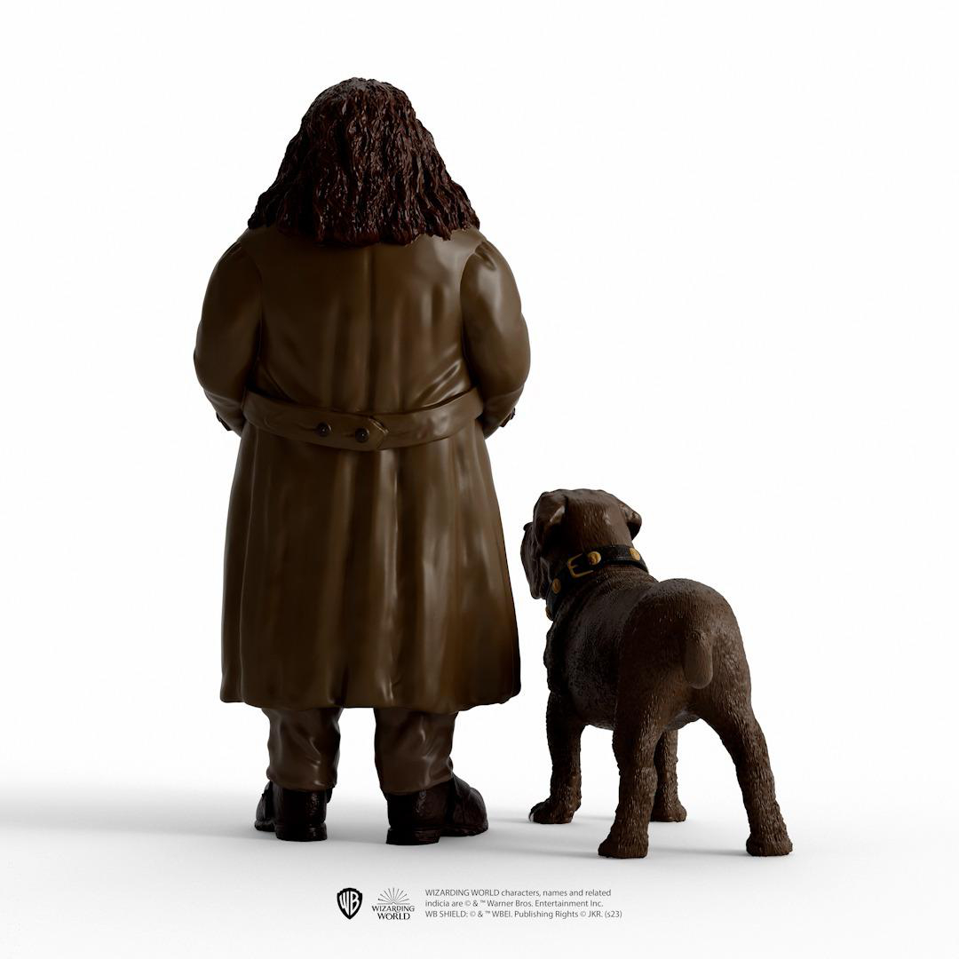 Statue von Hagrid aus Harry Potter, mit Hund. Rückansicht, brauner Mantel und Haare.