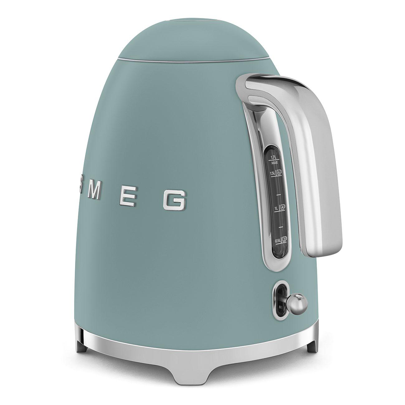 Türkisfarbene Smeg-Kanne mit Chromakzenten und Wasserstandsanzeige.