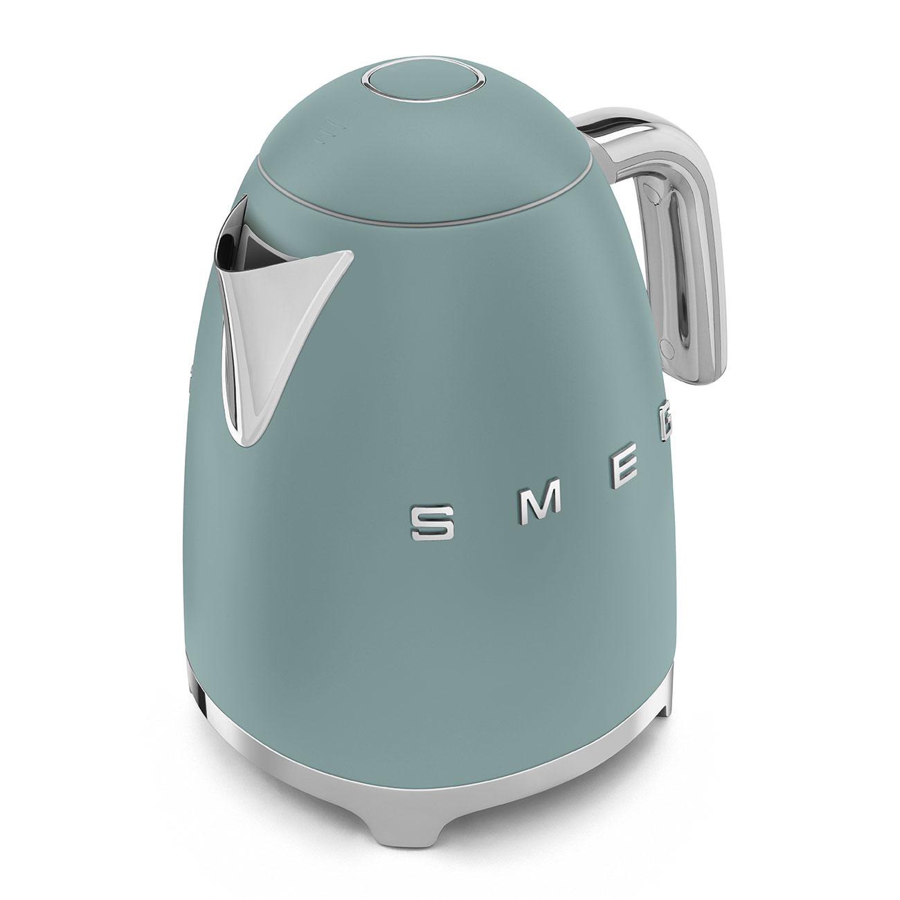 Ein türkisblauer SMEG-Wasserkocher mit silbernem Ausguss und Griff. Er steht auf einer weißen Oberfläche.