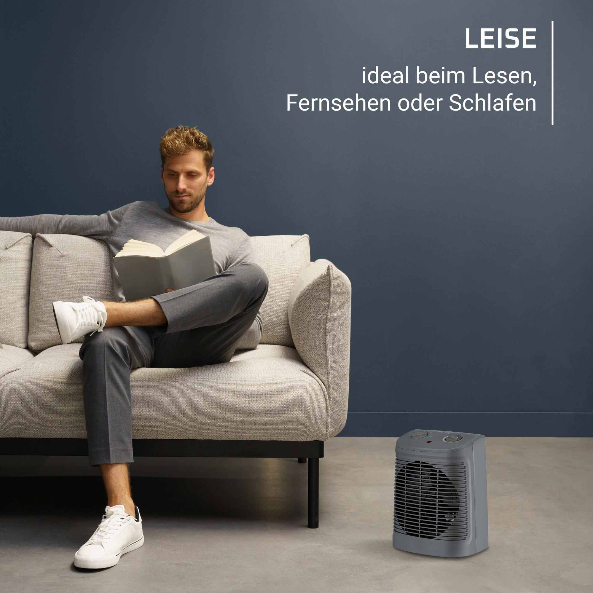 Mann liest auf Sofa; Heizung davor. Text: 'Leise, ideal beim Lesen, Fernsehen oder Schlafen'.