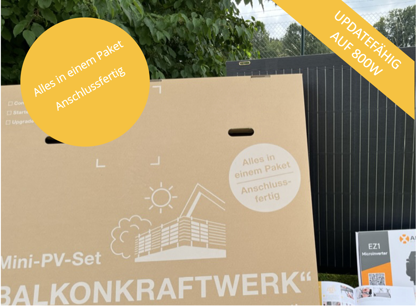 Ein Karton mit Text und einem Solarpanel. Ein Schild sagt "Alles in einem Paket".