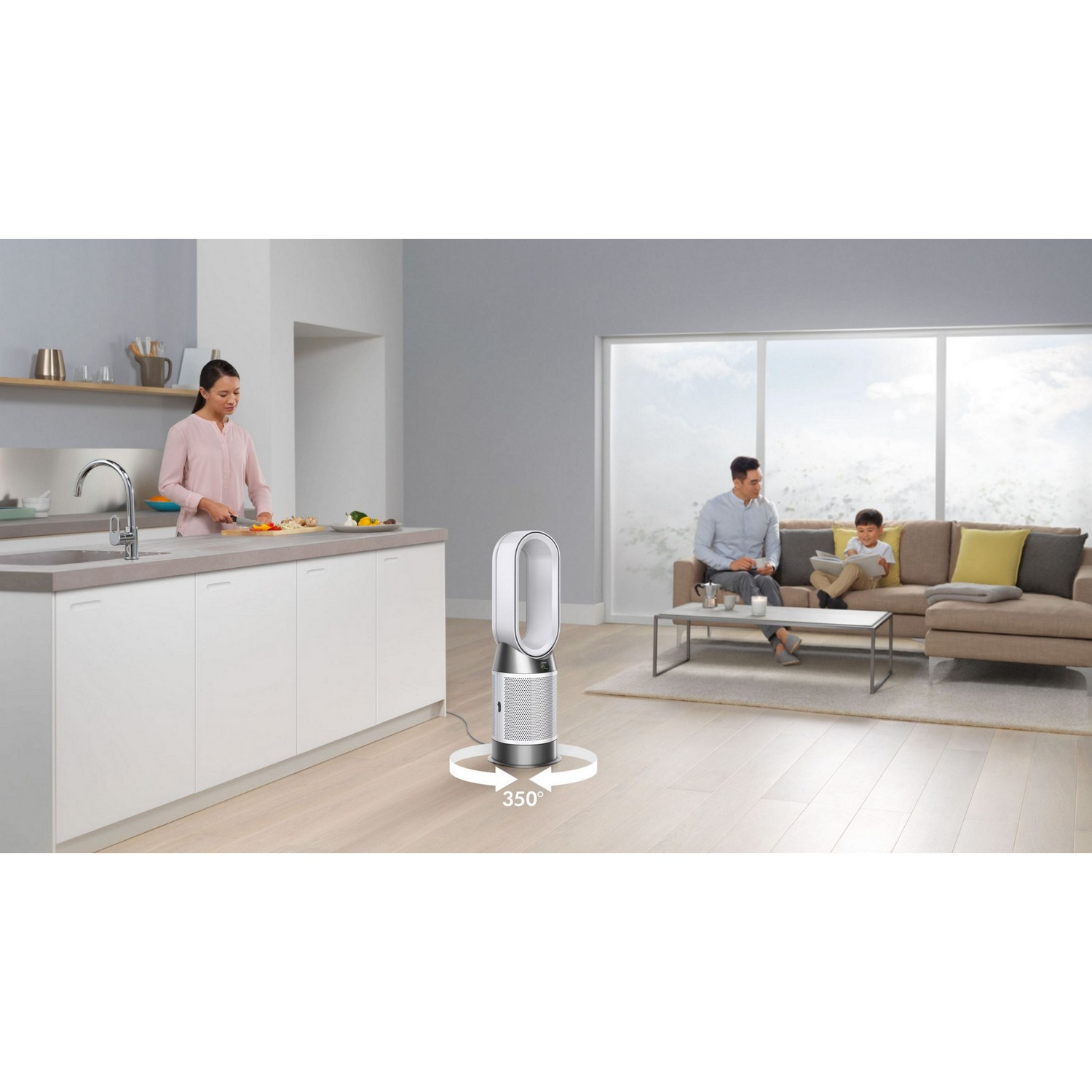 Personnes dans la cuisine. Purificateur d'air, coupant des légumes, canapé.