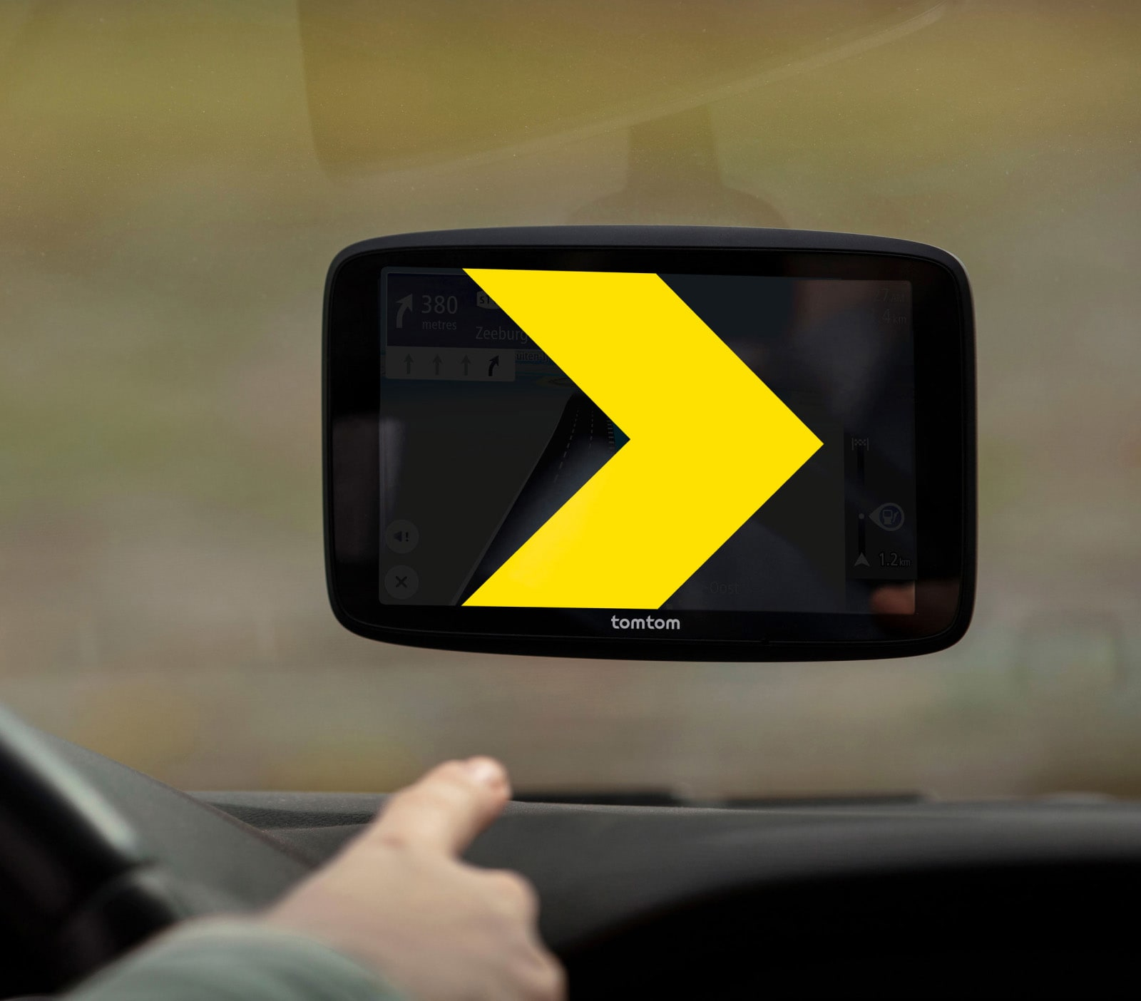 GPS-Navigationsbildschirm. Ein gelber Pfeil zeigt die Route an, im Inneren eines Autos.