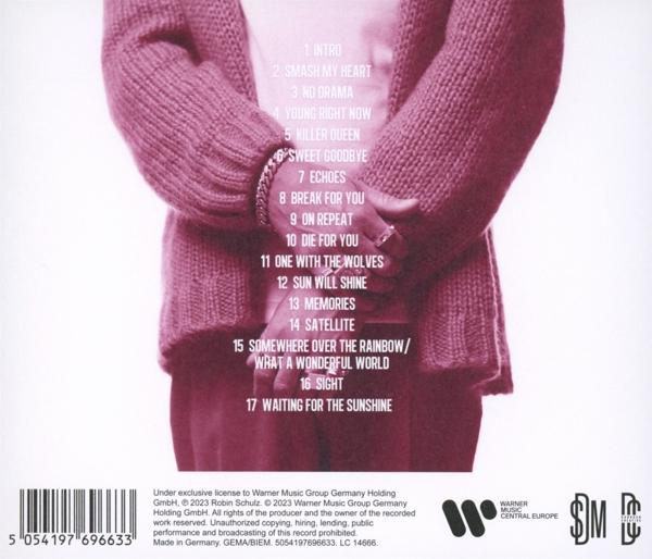 Albumborító egy rózsaszín pulóveres nővel. Az album számlistája bal oldalon, a dalok listájával.