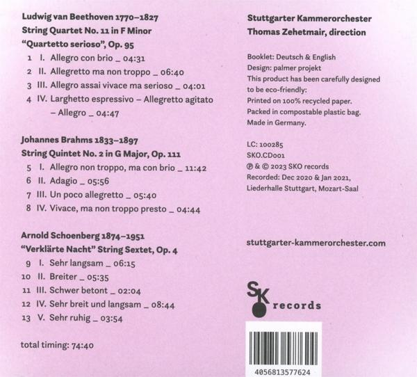 Eine Hand drückt einen Knopf auf einem grauen, rechteckigen Wandgerät.