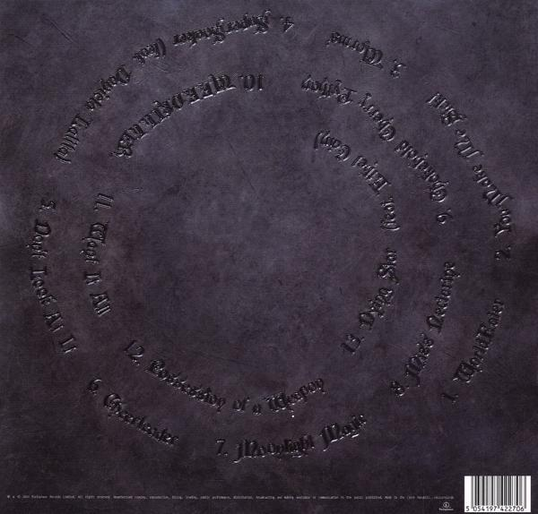 Albumcover mit weißem Text auf dunkler Oberfläche. Ein kreisförmiges Design befindet sich in der Mitte. Hintergrund: dunkel, strukturiert.