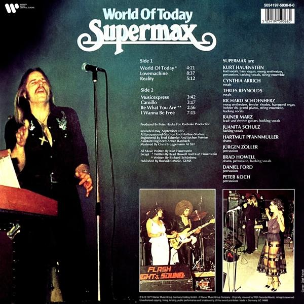 Albumcover mit einem Mann, der in ein Mikrofon singt, mit einer Band im Hintergrund.