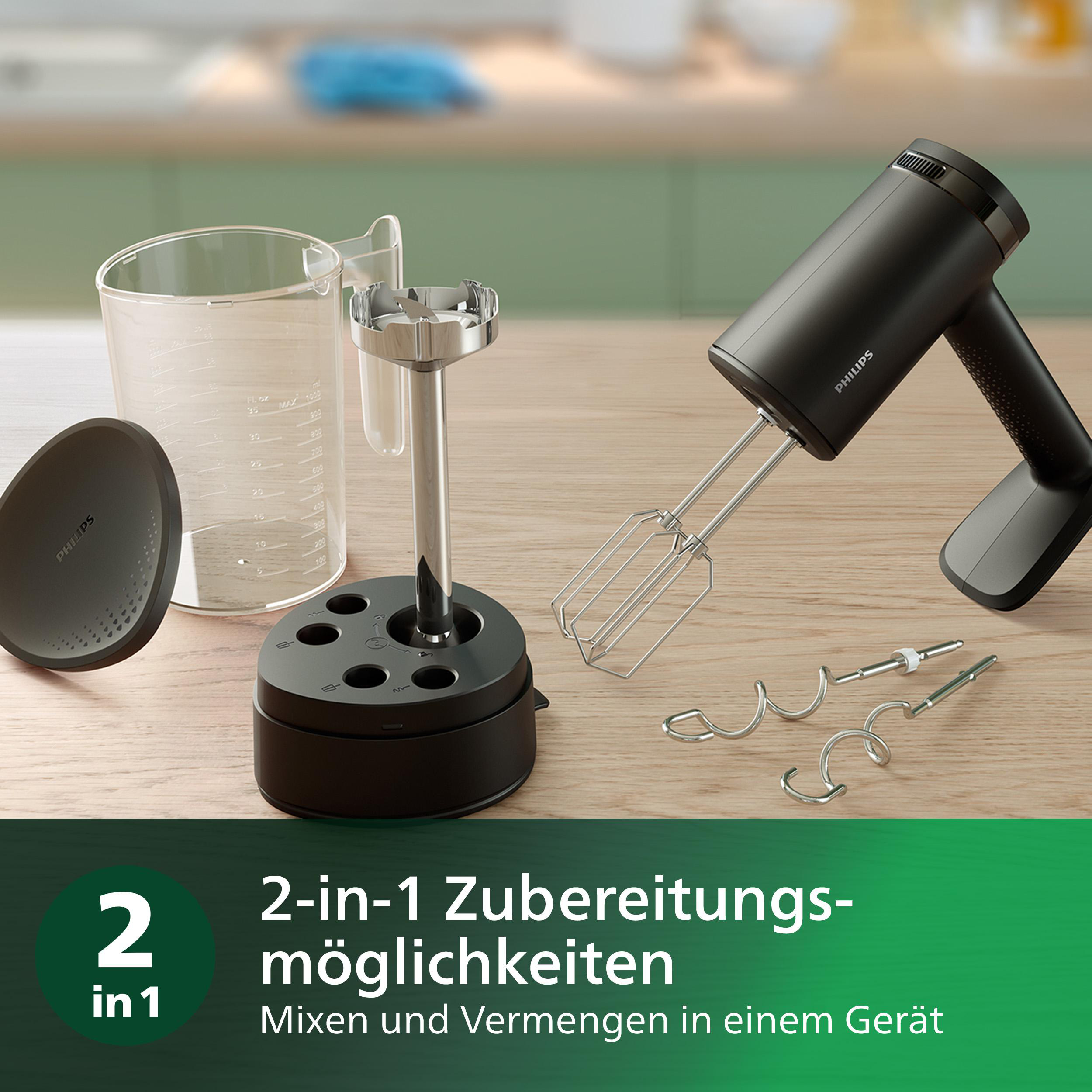 Schwarzer Handmixer mit Aufsätzen auf Holzoberfläche.