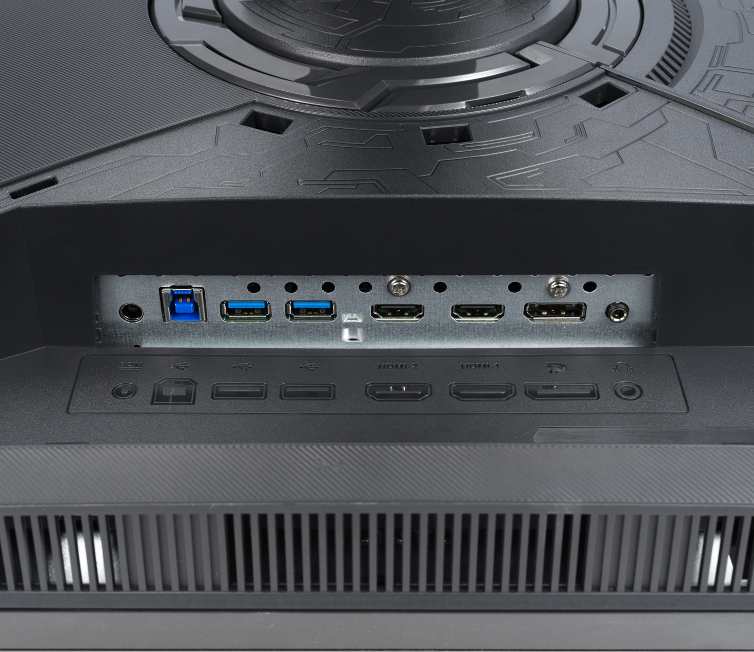 Gros plan de l'arrière d'un moniteur, montrant divers ports, dont USB et HDMI, dans un boîtier gris foncé.