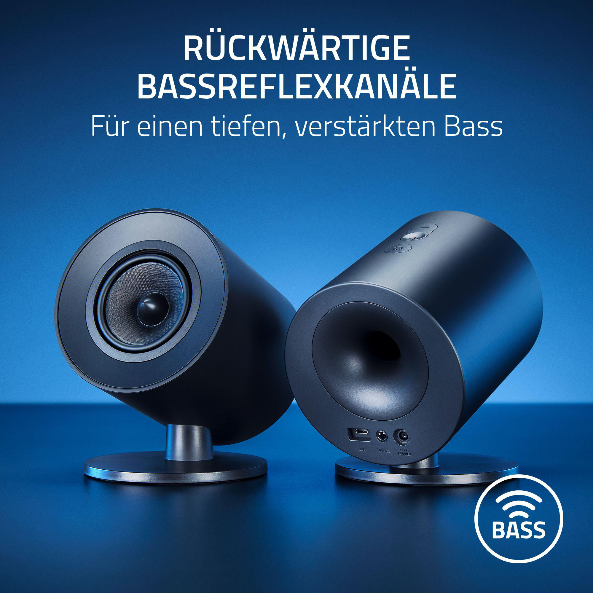 Zwei schwarze Lautsprecher auf blauem Hintergrund, Text: "RÜCKWÄRTIGE BASSREFLEXKANÄLE" für tiefen Bass.