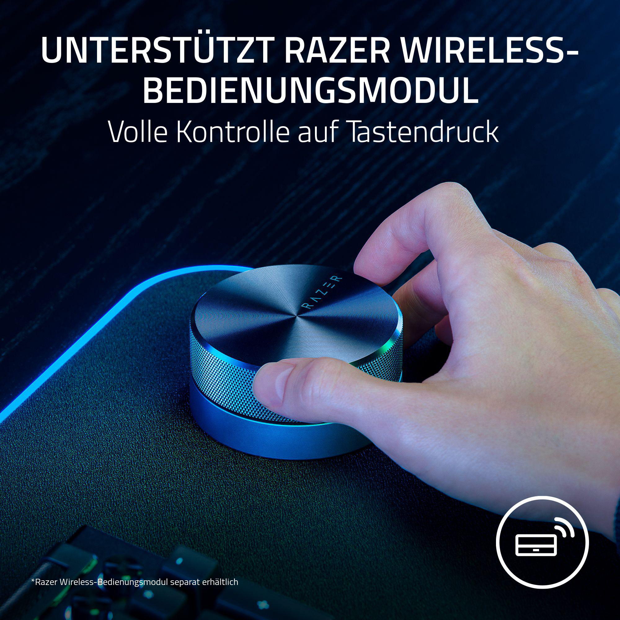 Hand bedient silbernes Steuermodul. Hintergrund: Schreibtisch mit blauem Licht.
