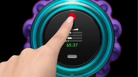 Dłoń dotyka czerwonego przycisku na ekranie odkurzacza.