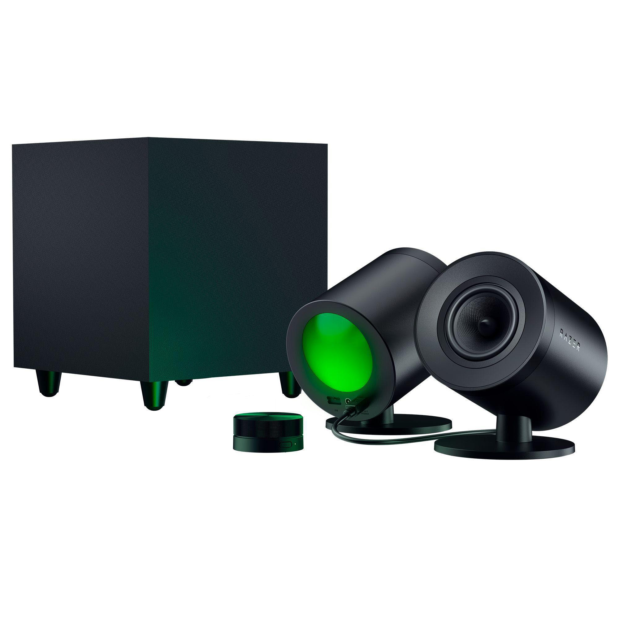 Schwarzes Lautsprechersystem mit Subwoofer und zwei Satellitenlautsprechern. Weißer Hintergrund.