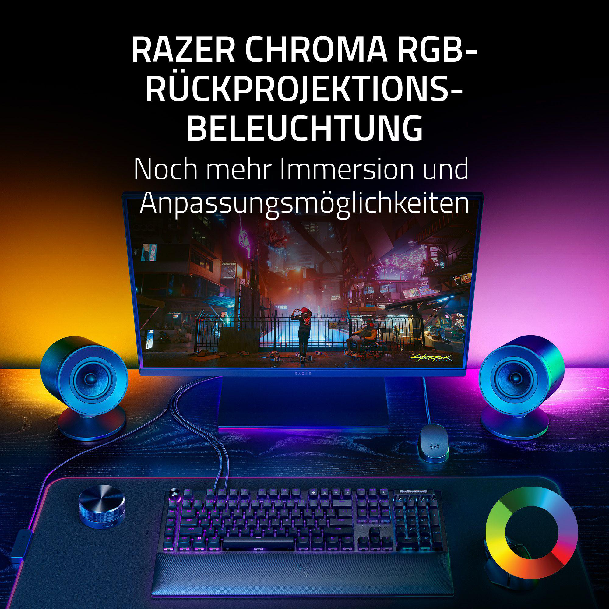 Gaming-Setup mit Monitor, Lautsprechern, Tastatur und Maus. Bunte Lichter und Text oben auf dem Monitor.