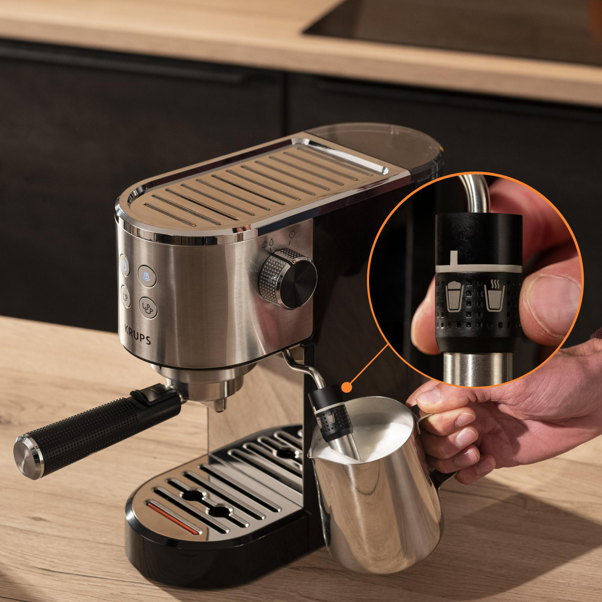 Espressomaschine mit Milchaufschäumer. Nahaufnahme zeigt die Dampffunktion. Es ist auf Holz.